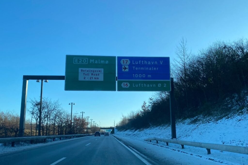 traffic signs towards the Øresund Bridge