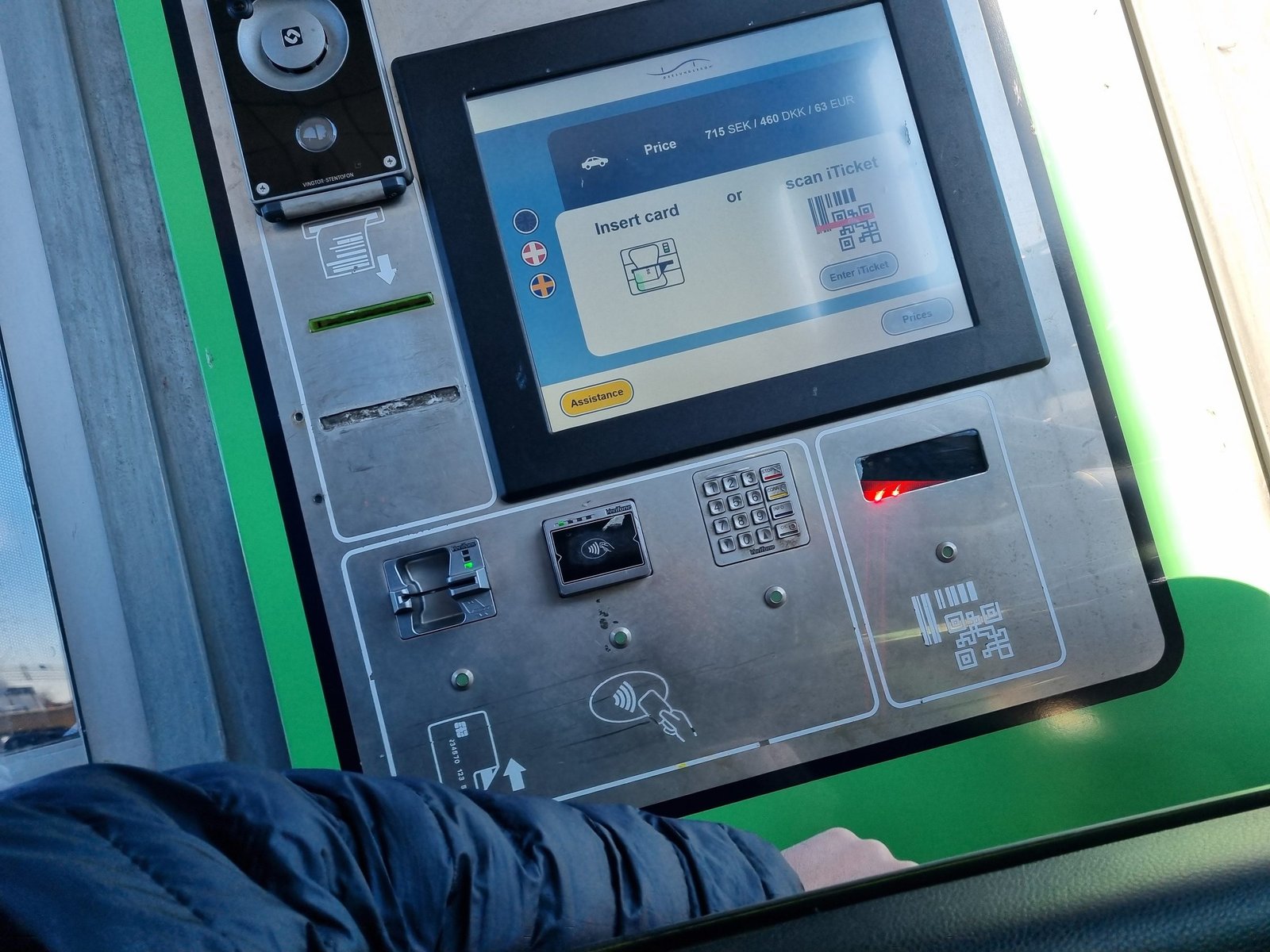 Payment terminal at the Øresund Bridge toll station in Lernacken, showing the toll price
